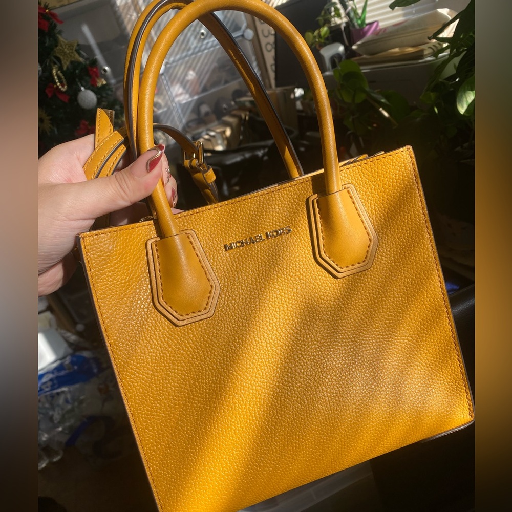 Michael Kors Outlet Mercer Medium Pebbled Leather Crossbody Bag